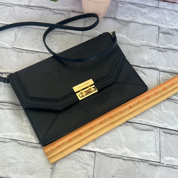 BCBGMAXAZRIA envelope shoulder navy purse cow leather, removable straps. - Picture 9 of 11